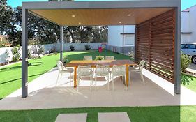 Modern Apartment With Garden